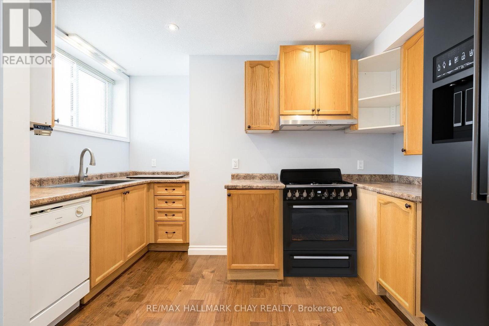 Lower - 34 Paddy Dunn's Circle, Barrie, Ontario  L9X 0T1 - Photo 2 - S12474395