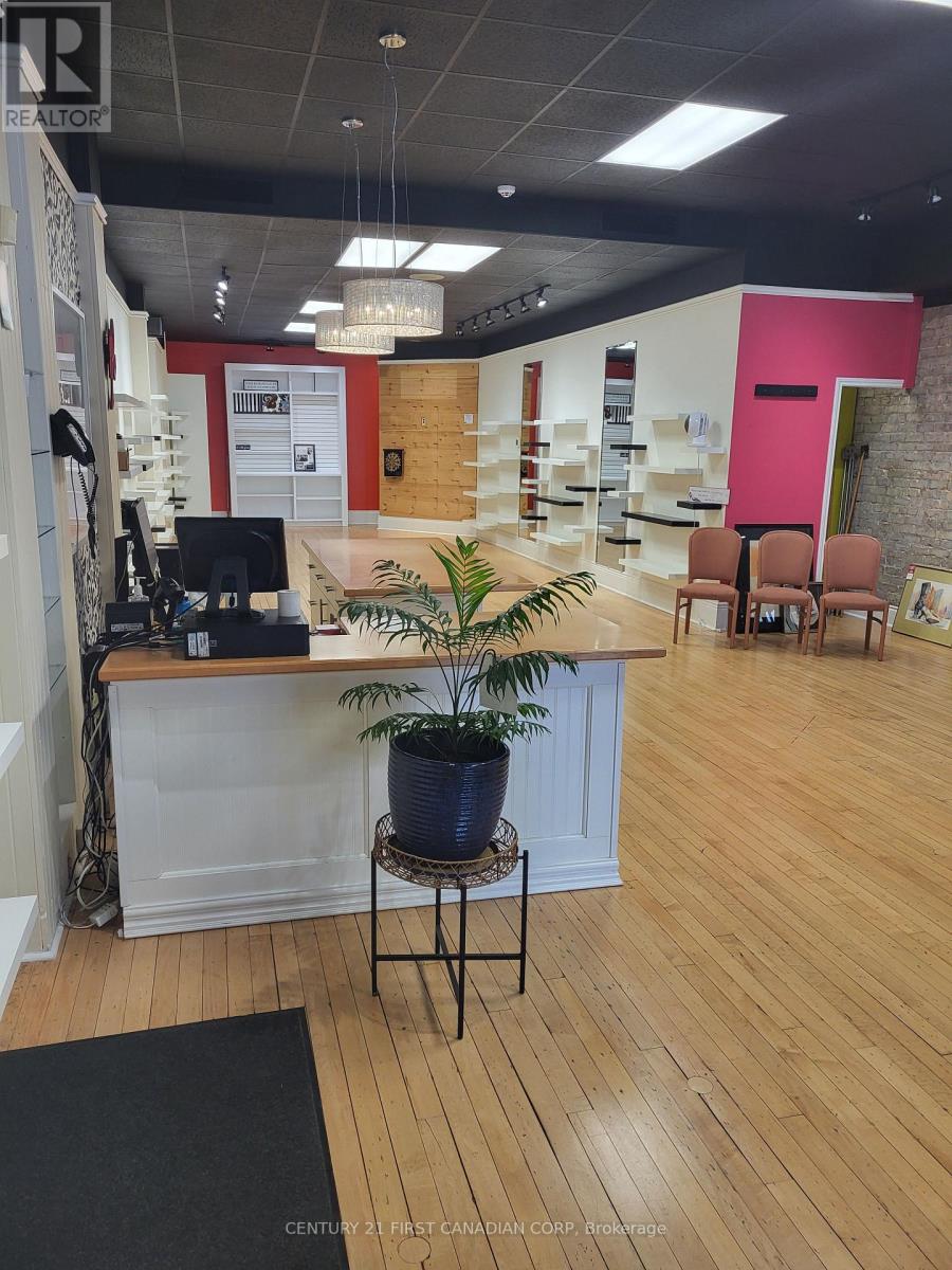 429 Talbot Street, St. Thomas, Ontario N5P 1C1 - Photo 5 - X12466365