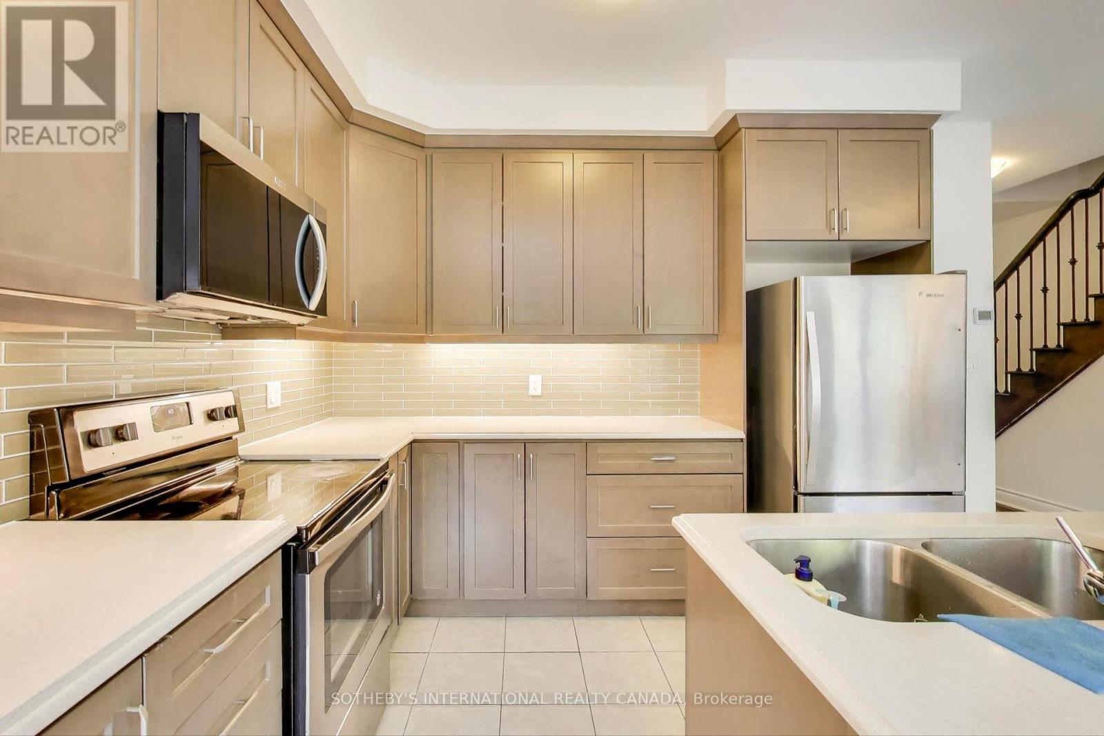 1161 Carnegie Drive, Mississauga, Ontario  L5E 0A6 - Photo 10 - W12474373