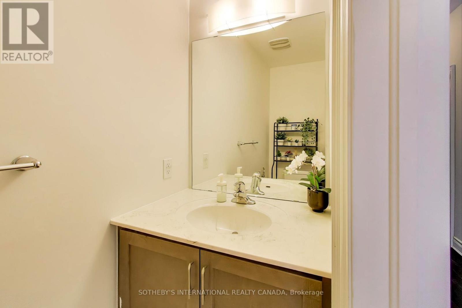 1161 Carnegie Drive, Mississauga, Ontario  L5E 0A6 - Photo 11 - W12474373