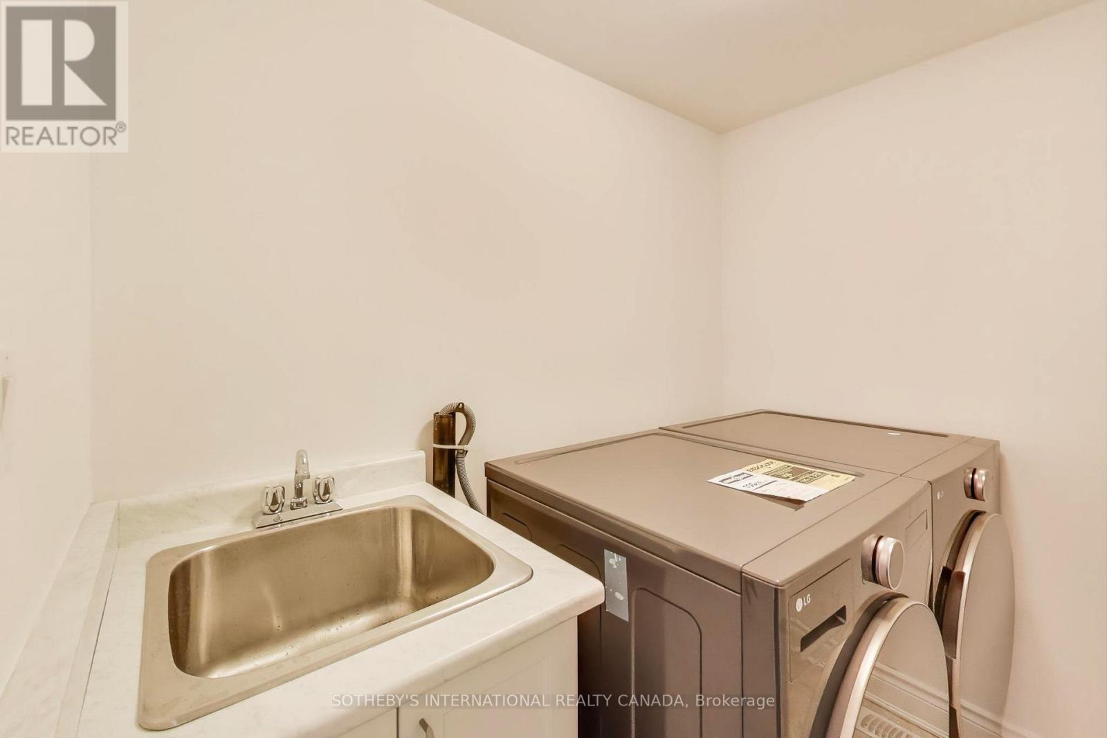 1161 Carnegie Drive, Mississauga, Ontario  L5E 0A6 - Photo 21 - W12474373