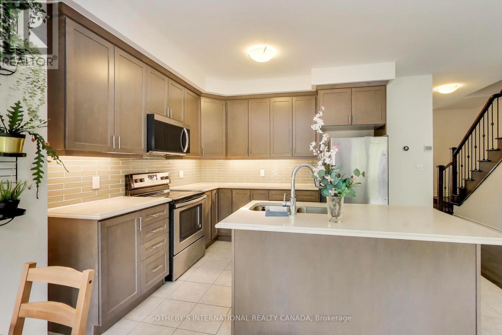1161 Carnegie Drive, Mississauga, Ontario  L5E 0A6 - Photo 8 - W12474373
