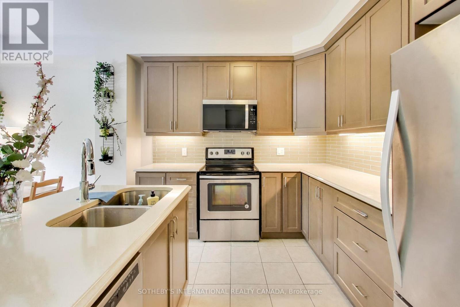 1161 Carnegie Drive, Mississauga, Ontario  L5E 0A6 - Photo 9 - W12474373