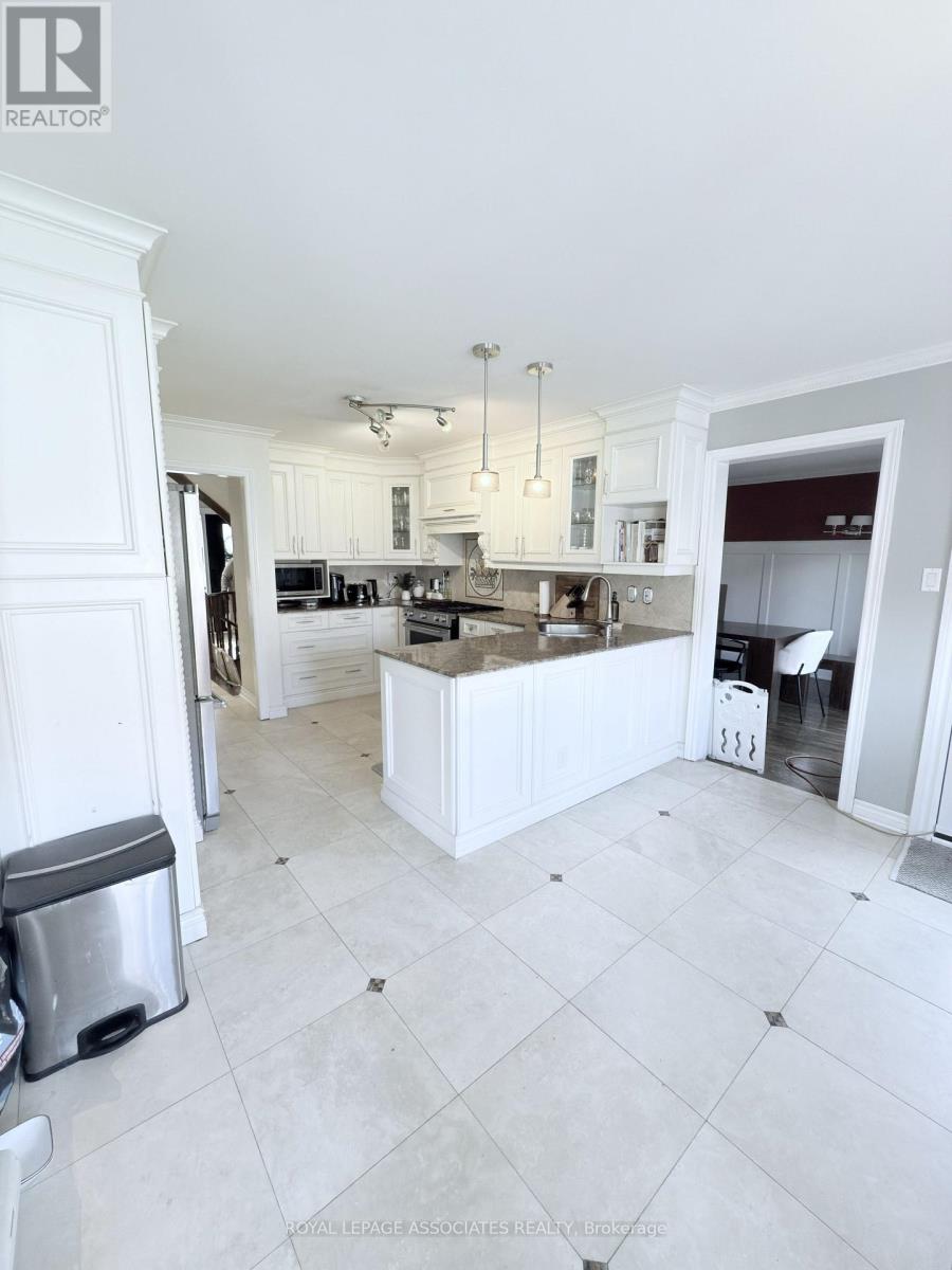 17 Leeward Drive, Brampton, Ontario  L6S 5V6 - Photo 2 - W12474424