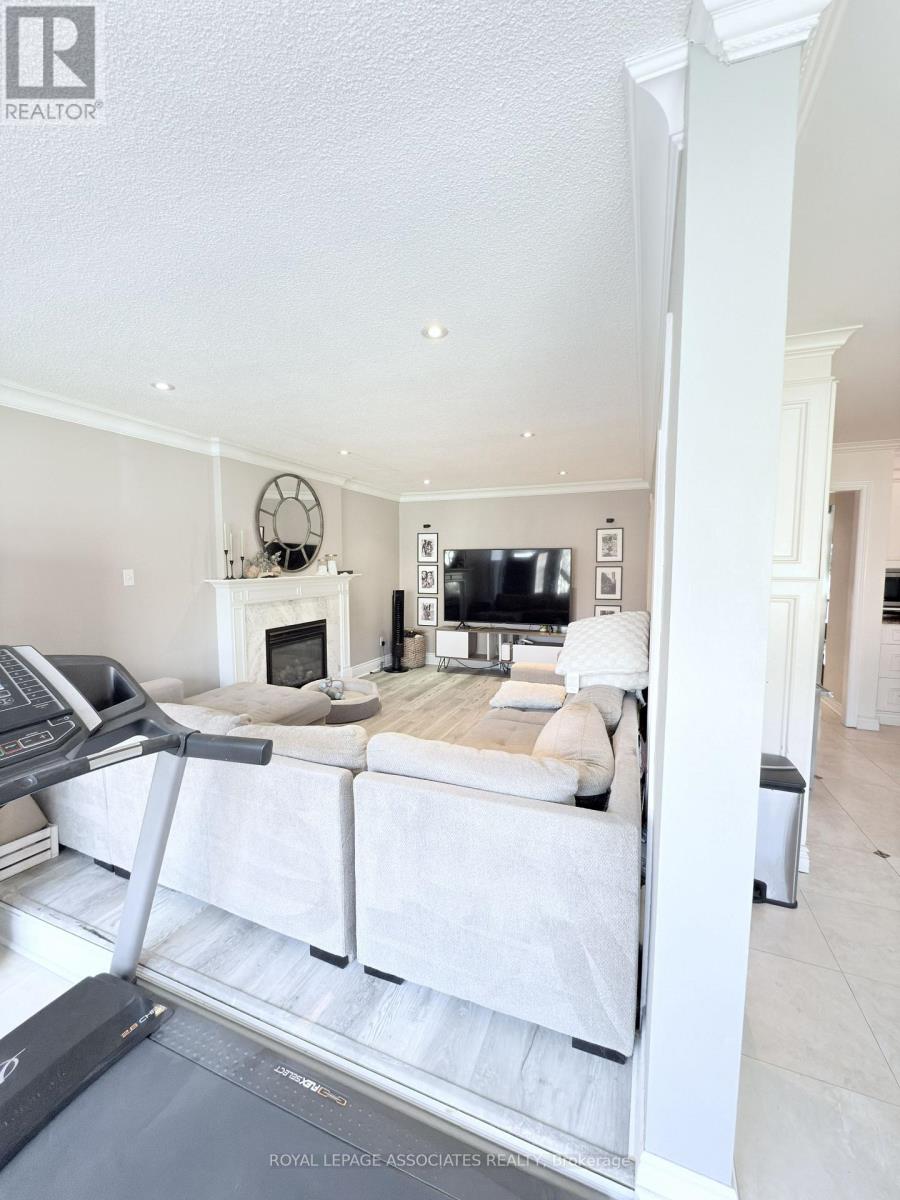 17 Leeward Drive, Brampton, Ontario  L6S 5V6 - Photo 3 - W12474424