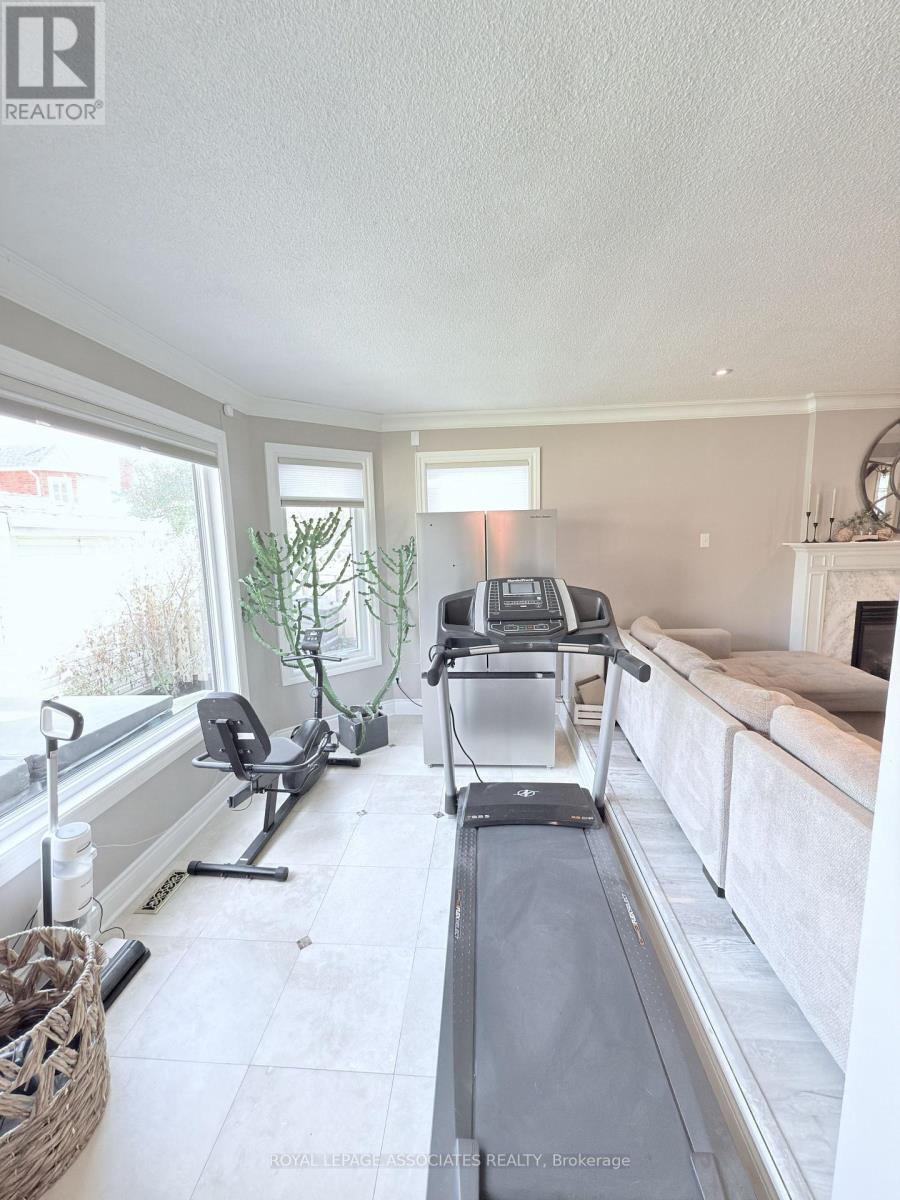 17 Leeward Drive, Brampton, Ontario  L6S 5V6 - Photo 4 - W12474424