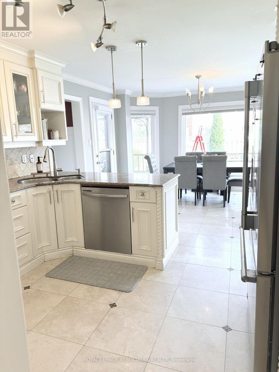 17 Leeward Drive, Brampton, Ontario  L6S 5V6 - Photo 5 - W12474424