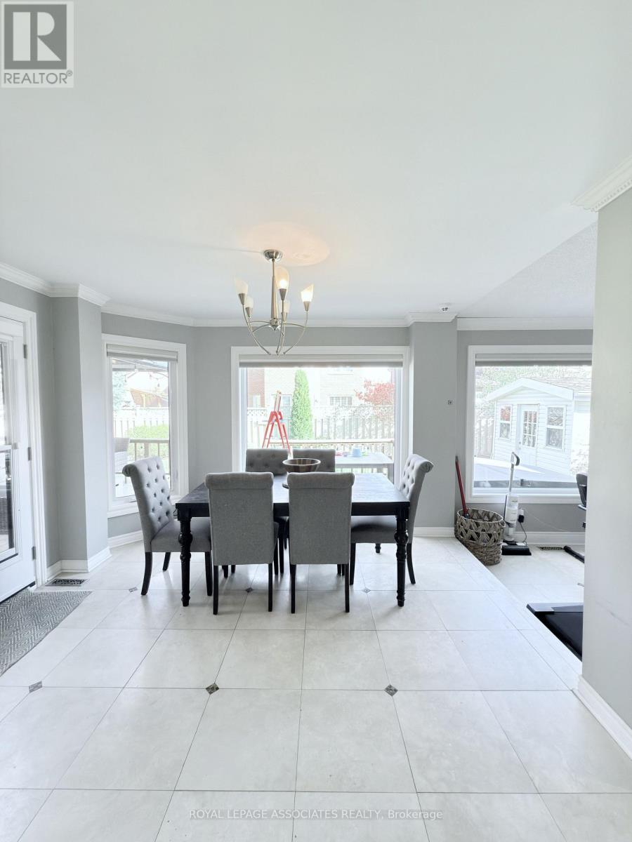 17 Leeward Drive, Brampton, Ontario  L6S 5V6 - Photo 6 - W12474424