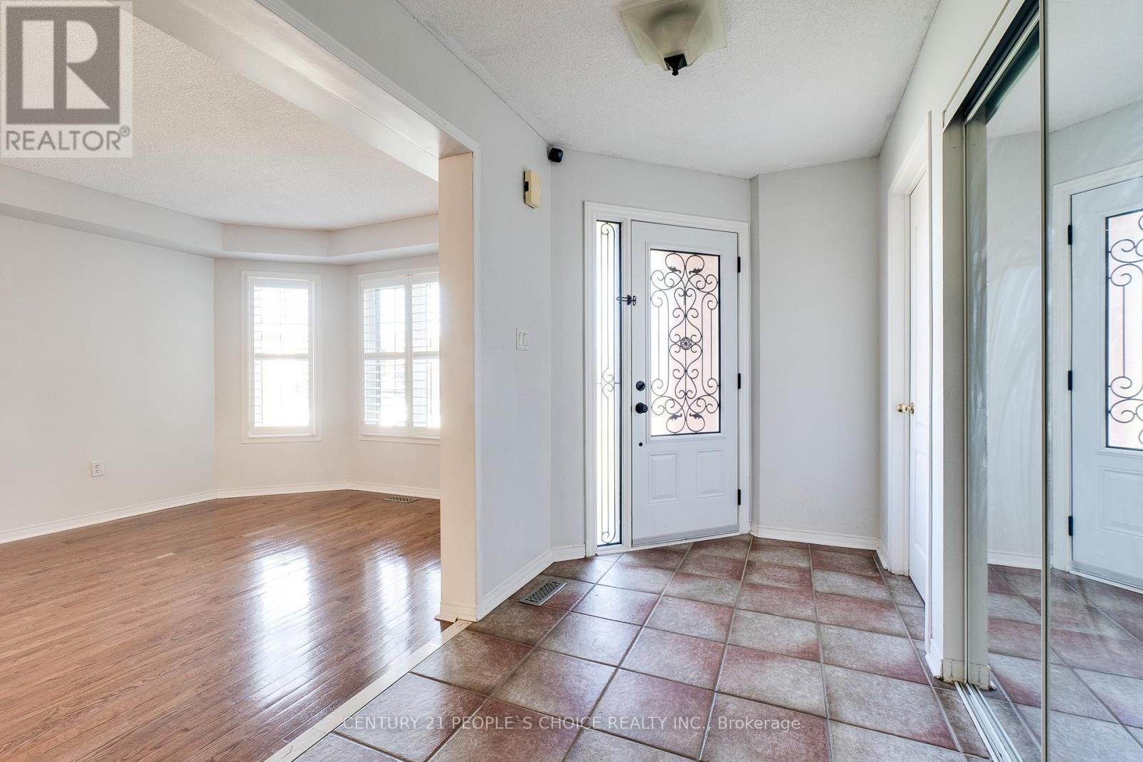 3841 Periwinkle Crescent, Mississauga, Ontario  L5N 6W8 - Photo 5 - W12474444
