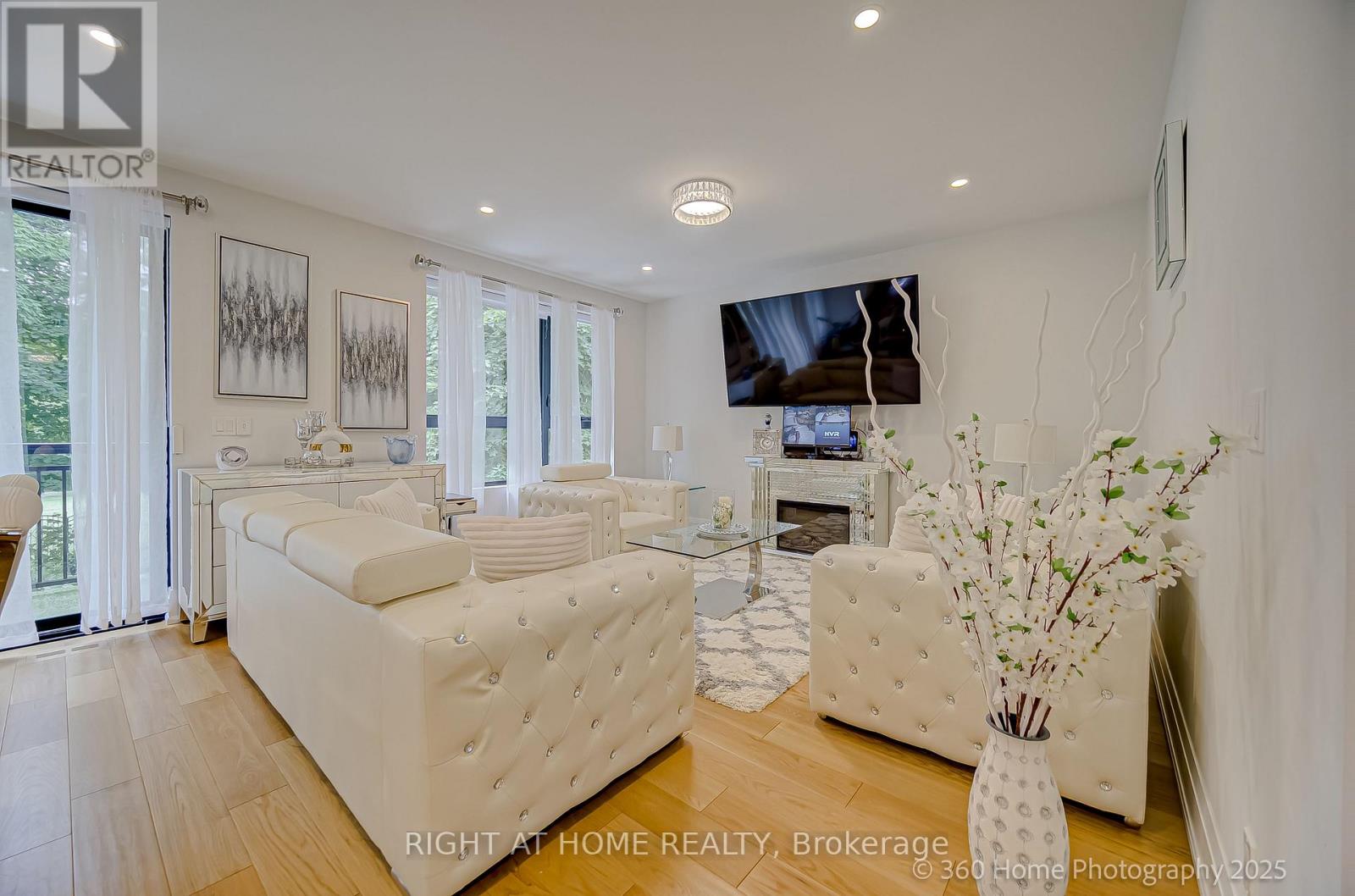 238 Renforth Drive, Toronto, Ontario  M9C 2K9 - Photo 8 - W12474450