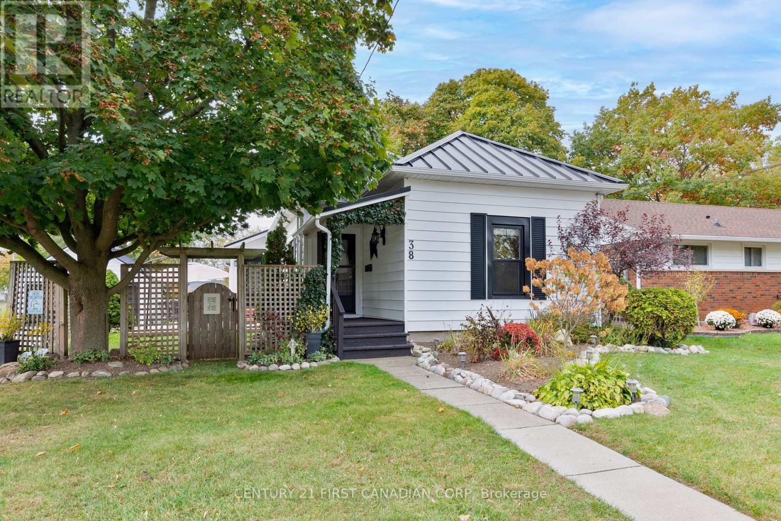 38 St. Andrew Street, Aylmer, Ontario  N5H 2N1 - Photo 2 - X12474518