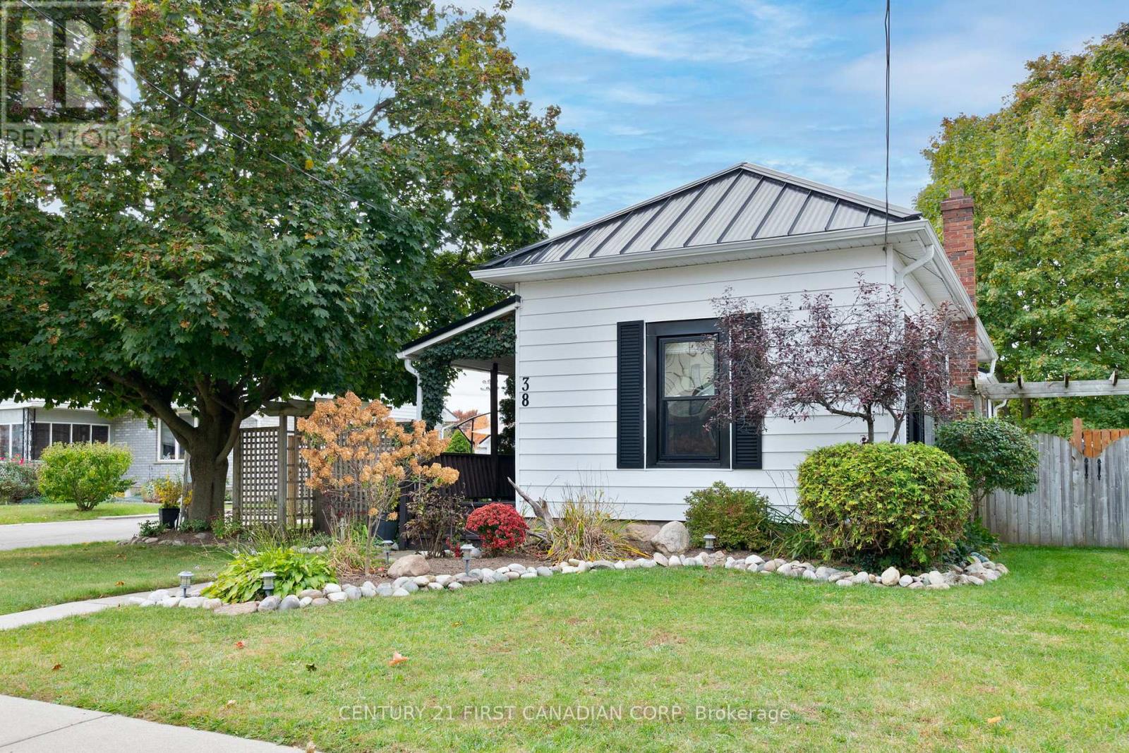 38 St. Andrew Street, Aylmer, Ontario  N5H 2N1 - Photo 3 - X12474518