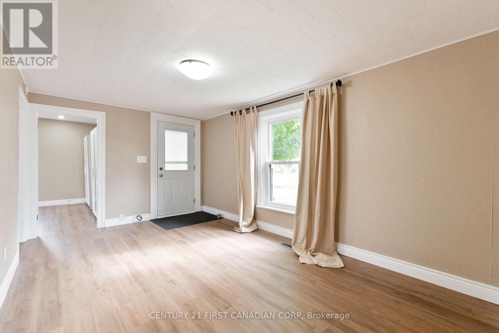 38 St. Andrew Street, Aylmer, Ontario  N5H 2N1 - Photo 4 - X12474518