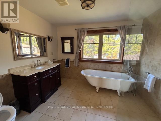 121 Rattlebear Drive, The Archipelago, Ontario  P0G 1K0 - Photo 19 - X12474478