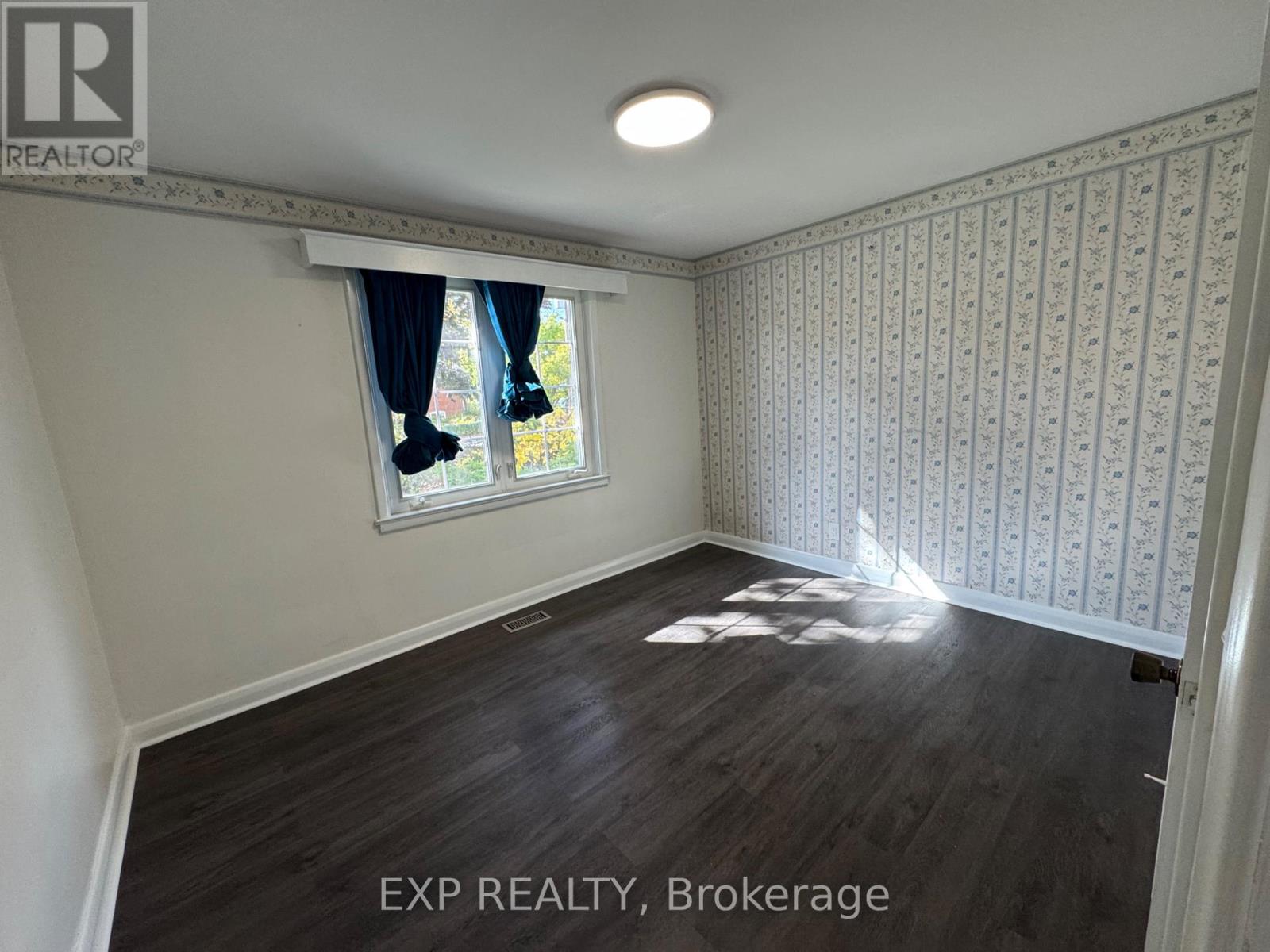 559 Drury Lane, Burlington, Ontario  L7R 2X3 - Photo 7 - W12351028