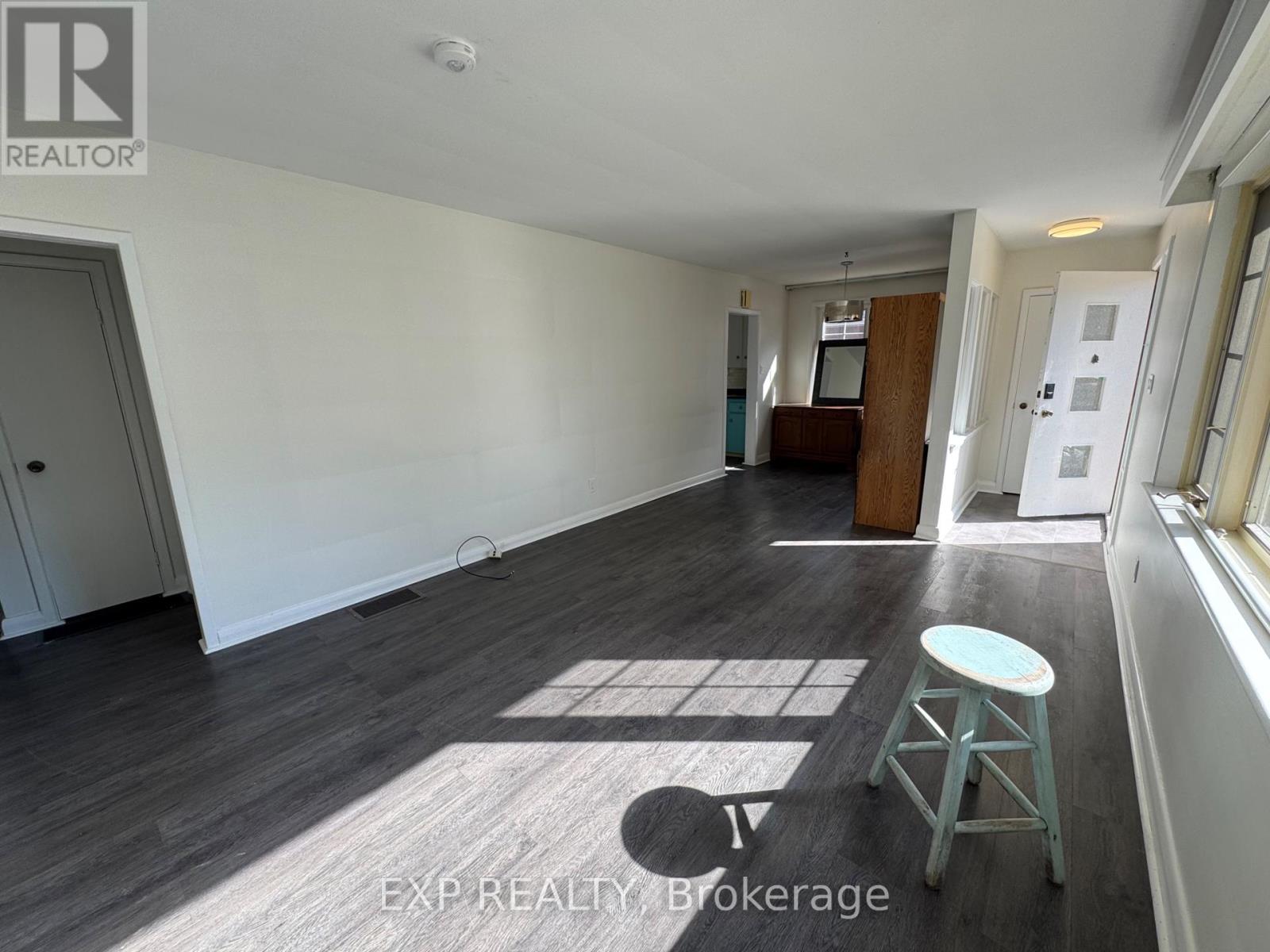 559 Drury Lane, Burlington, Ontario  L7R 2X3 - Photo 3 - W12351028