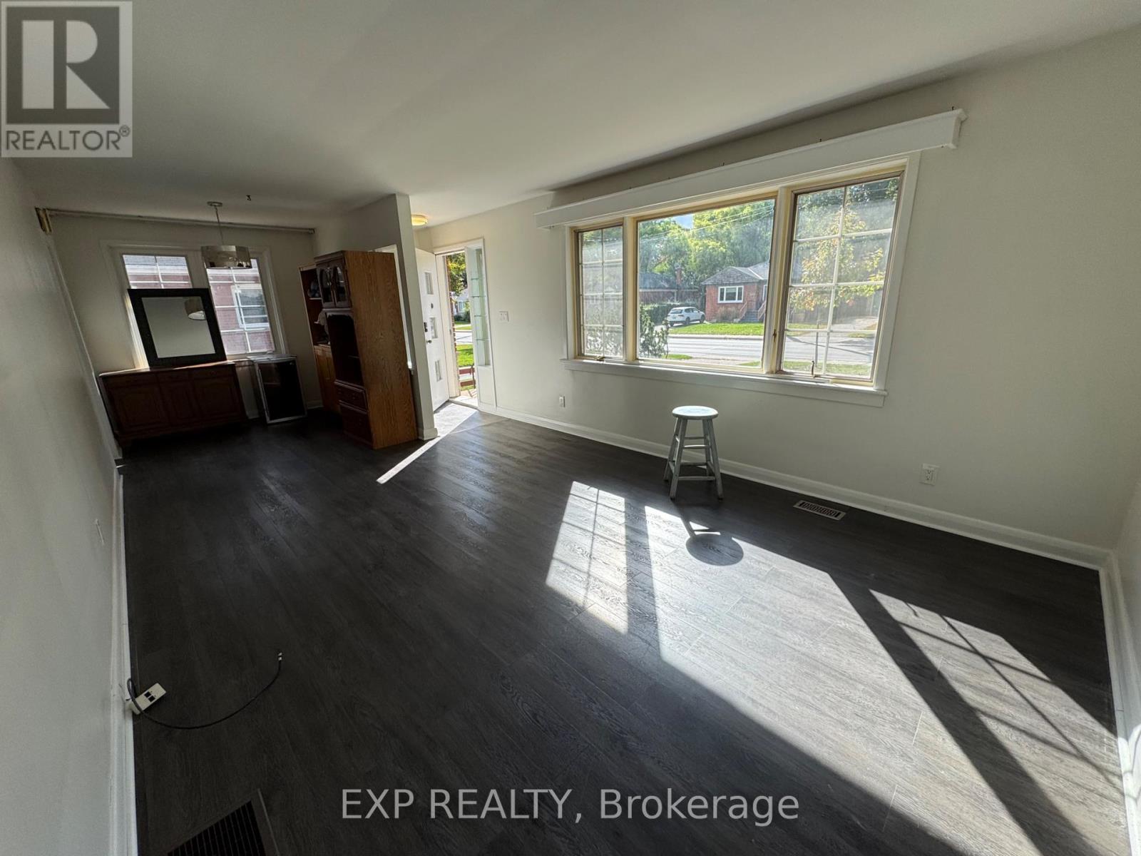 559 Drury Lane, Burlington, Ontario  L7R 2X3 - Photo 2 - W12351028