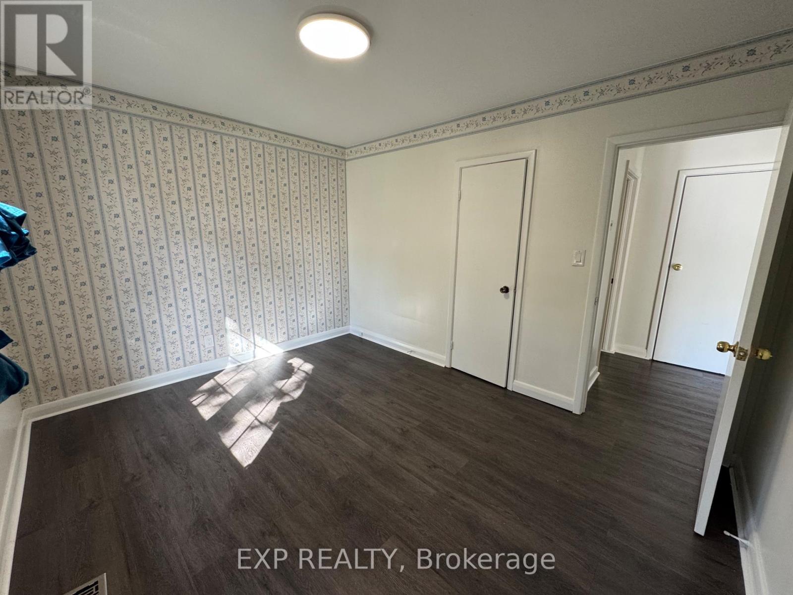 559 Drury Lane, Burlington, Ontario  L7R 2X3 - Photo 4 - W12351028