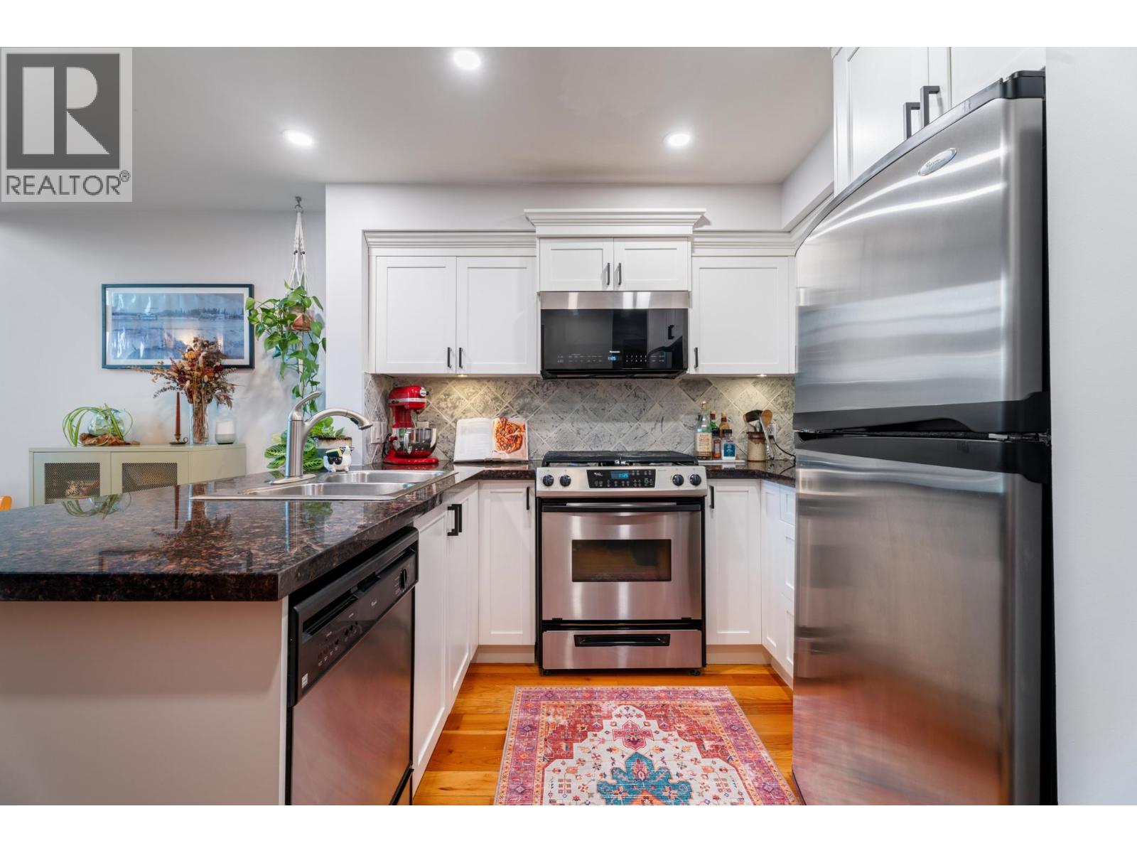 325 10 Renaissance Square, New Westminster, British Columbia  V3M 7B1 - Photo 4 - R3060530