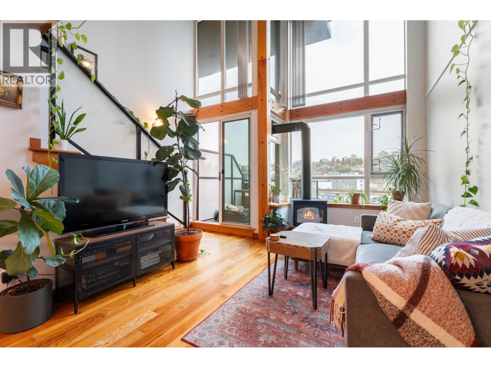 325 10 Renaissance Square, New Westminster, British Columbia  V3M 7B1 - Photo 8 - R3060530