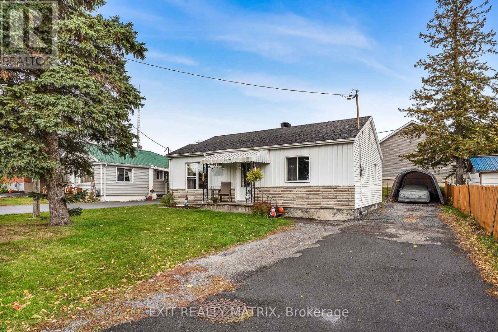 17 Victoria Street W, North Glengarry, Ontario  K0C 1A0 - Photo 1 - X12474505