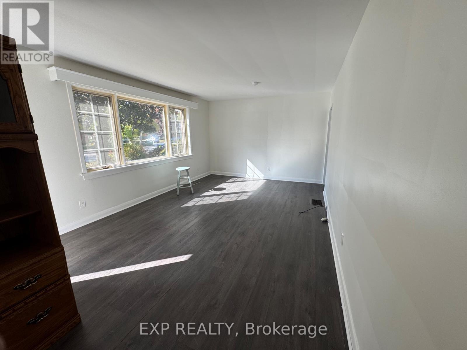 559 Drury Lane, Burlington, Ontario  L7R 2X3 - Photo 12 - W12351028