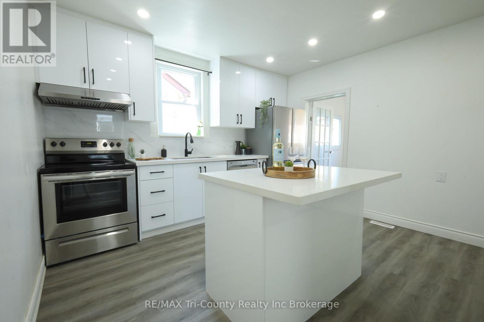 8 Erie Street, St. Thomas, Ontario  N5R 2M5 - Photo 13 - X12474636