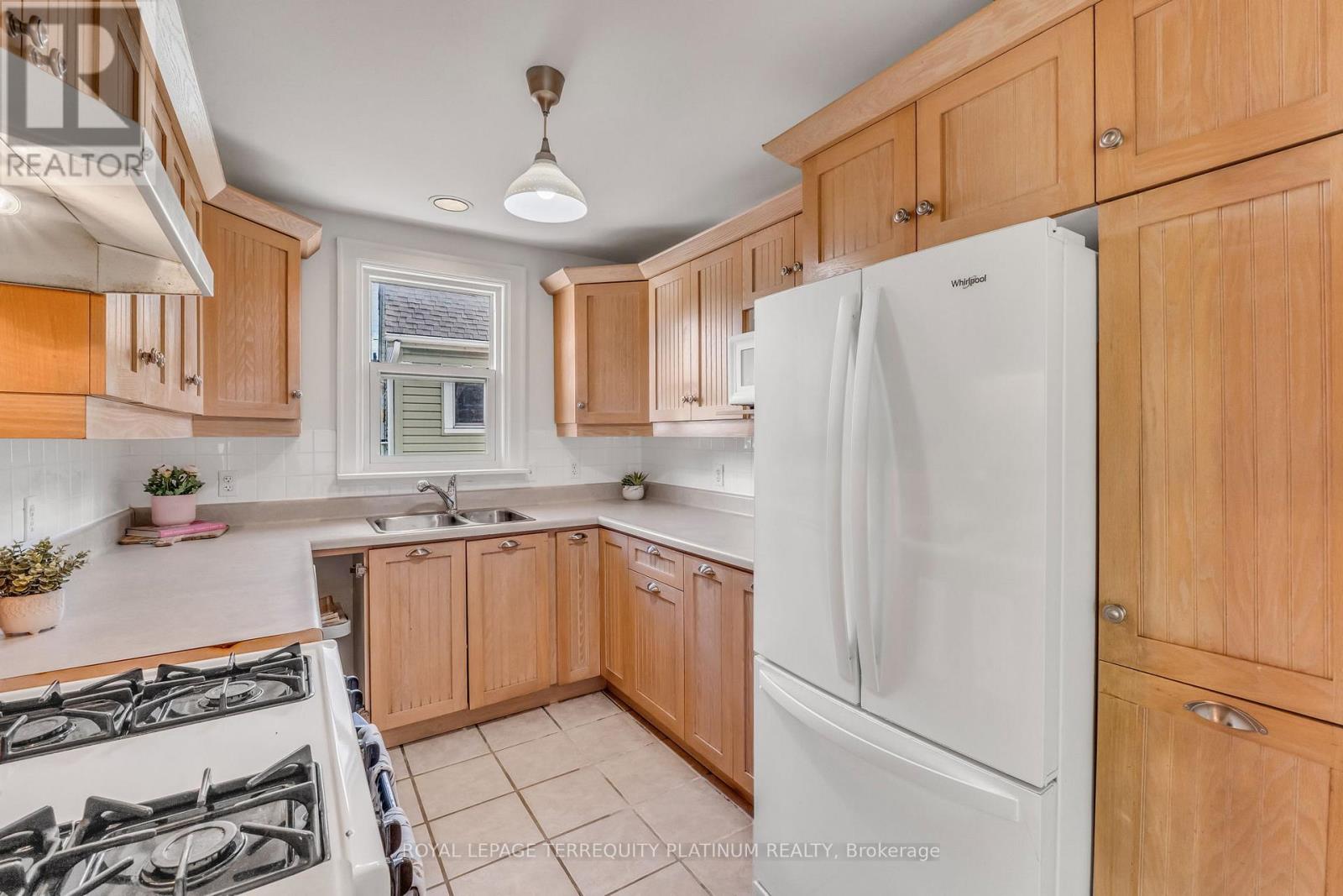 10 Locarno Avenue, Hamilton, Ontario  L8H 7H3 - Photo 15 - X12474506