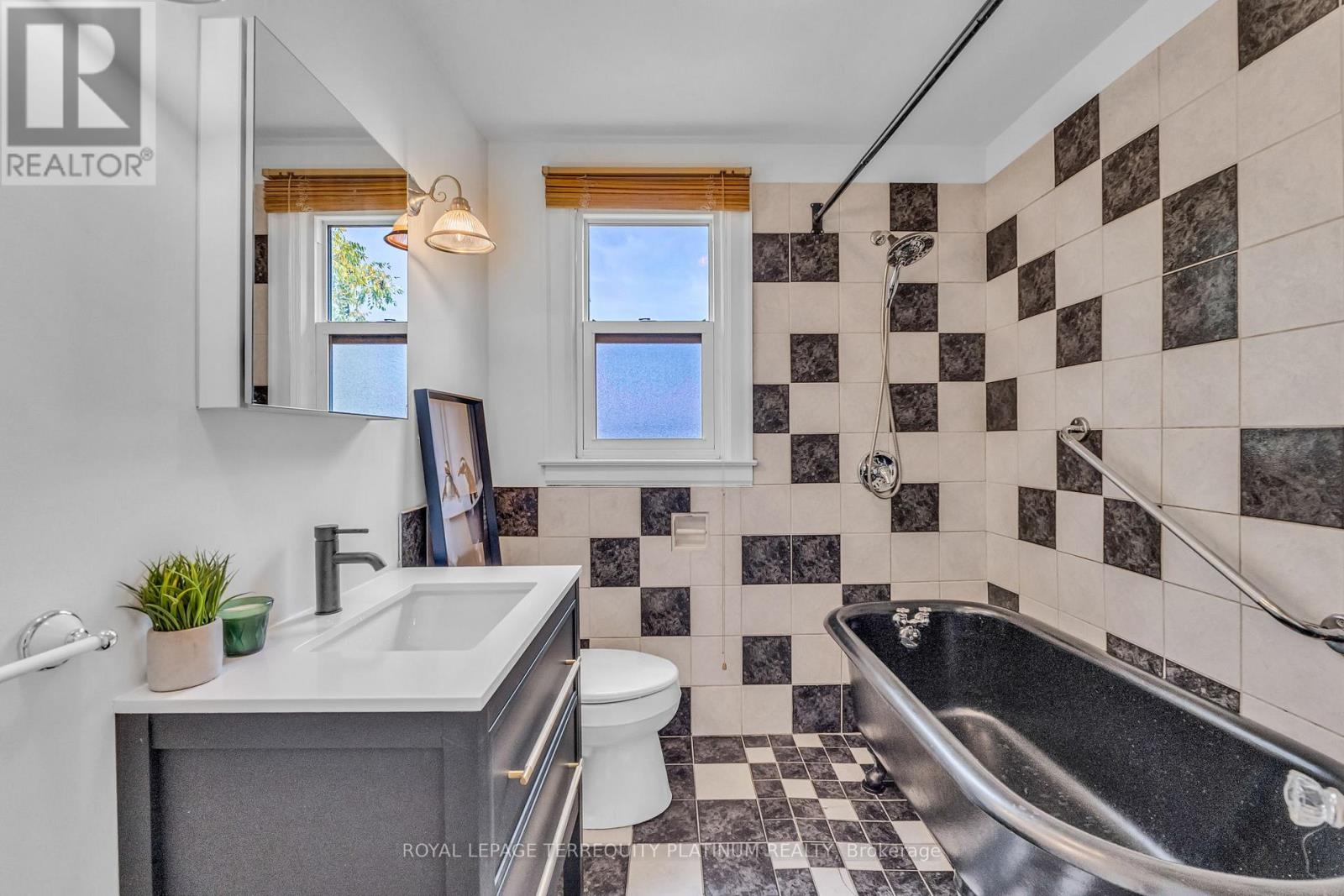 10 Locarno Avenue, Hamilton, Ontario  L8H 7H3 - Photo 24 - X12474506