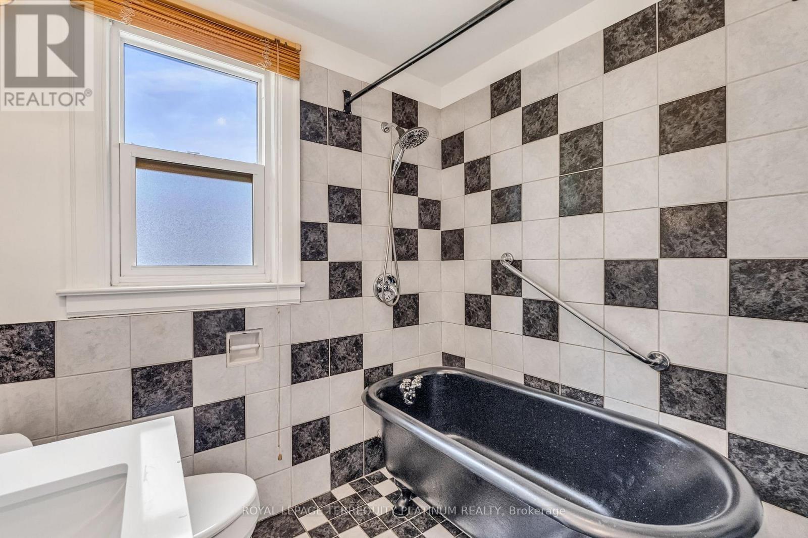 10 Locarno Avenue, Hamilton, Ontario  L8H 7H3 - Photo 25 - X12474506