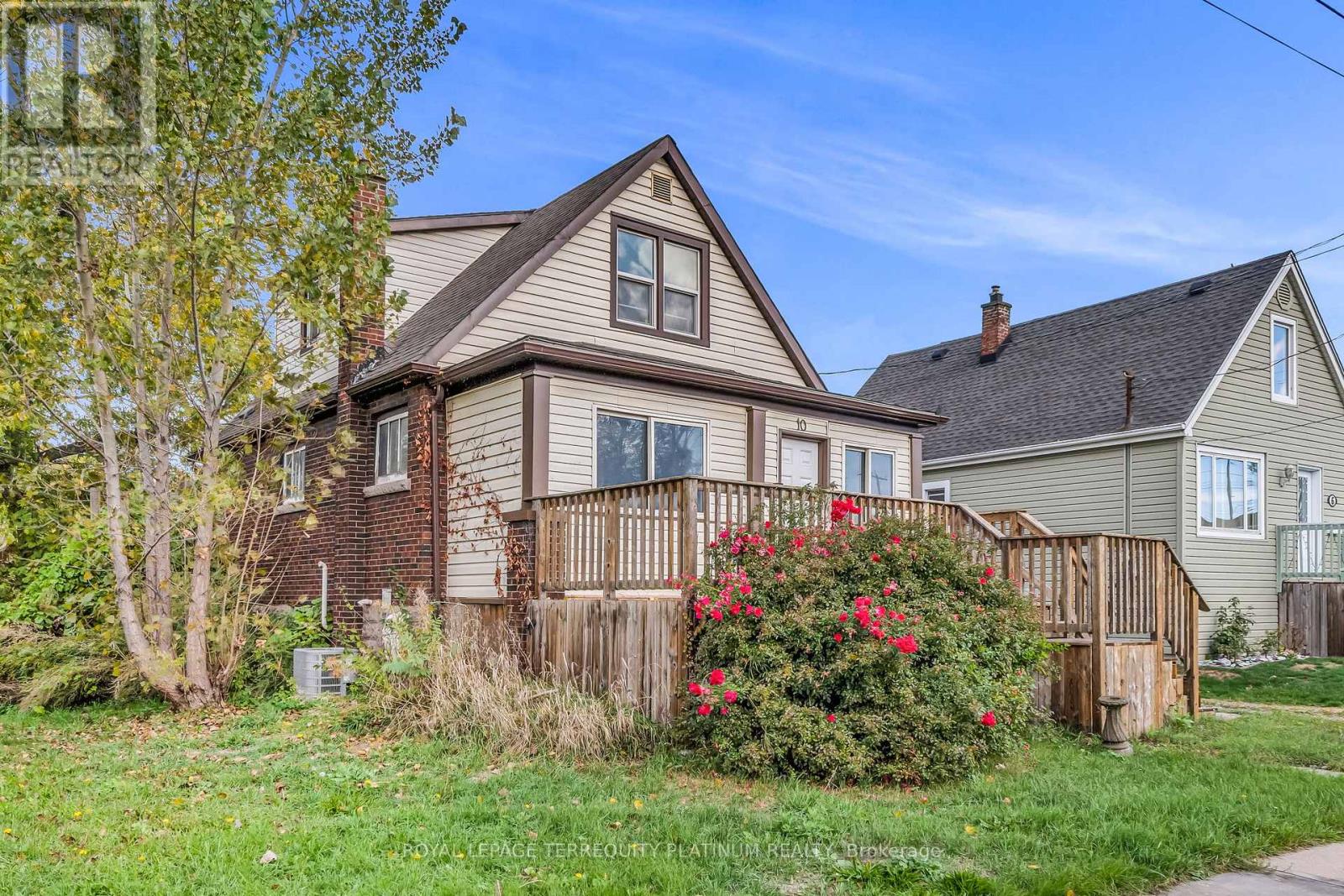 10 Locarno Avenue, Hamilton, Ontario  L8H 7H3 - Photo 3 - X12474506