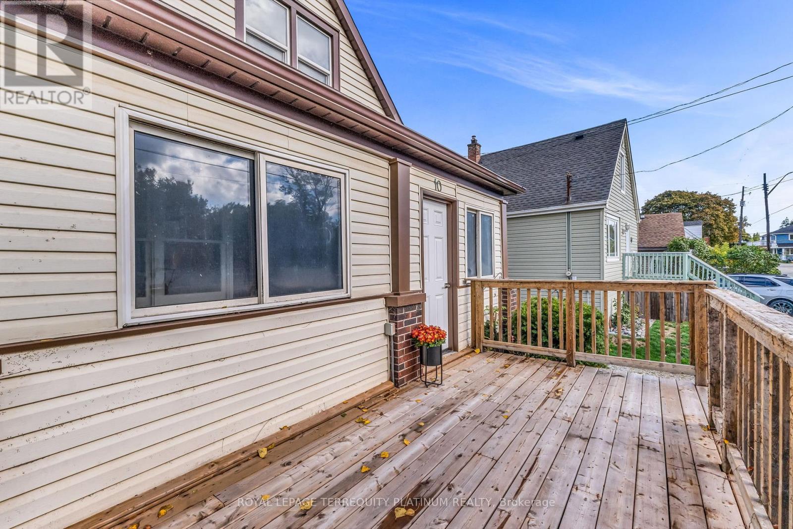 10 Locarno Avenue, Hamilton, Ontario  L8H 7H3 - Photo 6 - X12474506