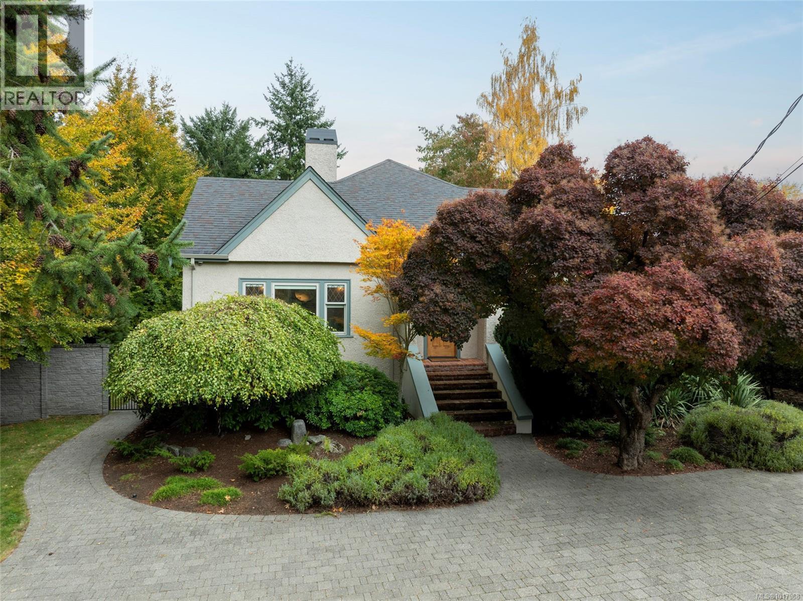 1690 Ash Rd, Saanich, British Columbia