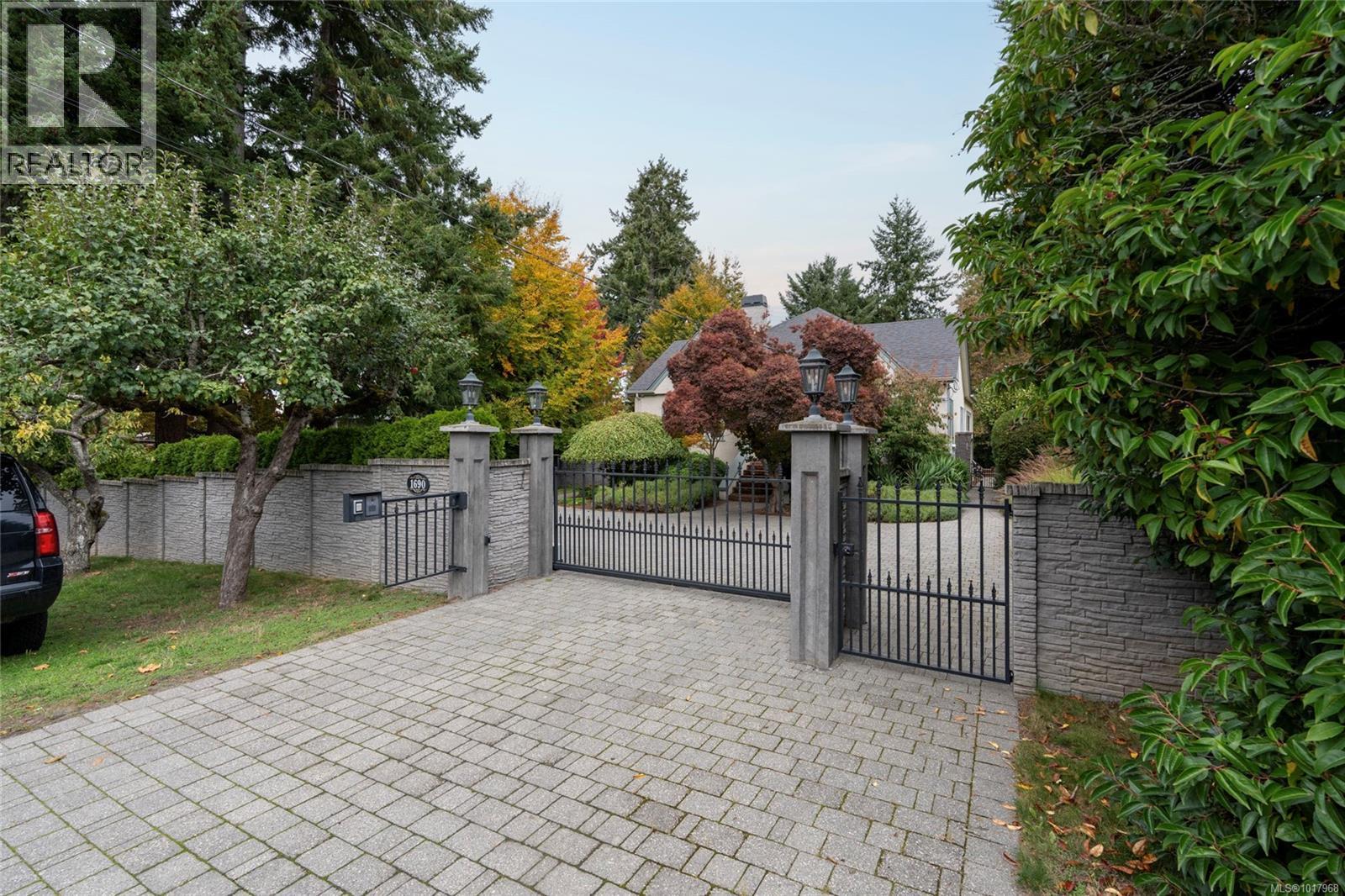1690 Ash Rd, Saanich, British Columbia  V8N 2T5 - Photo 34 - 1017968