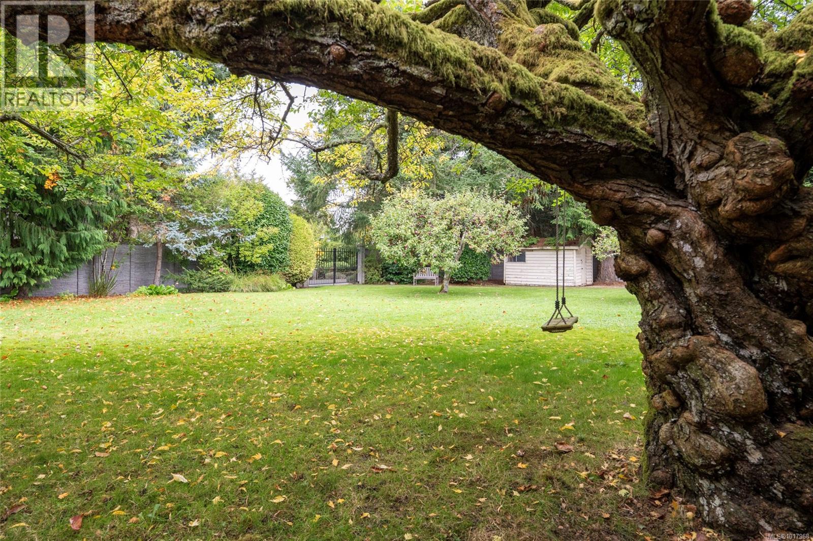 1690 Ash Rd, Saanich, British Columbia  V8N 2T5 - Photo 44 - 1017968