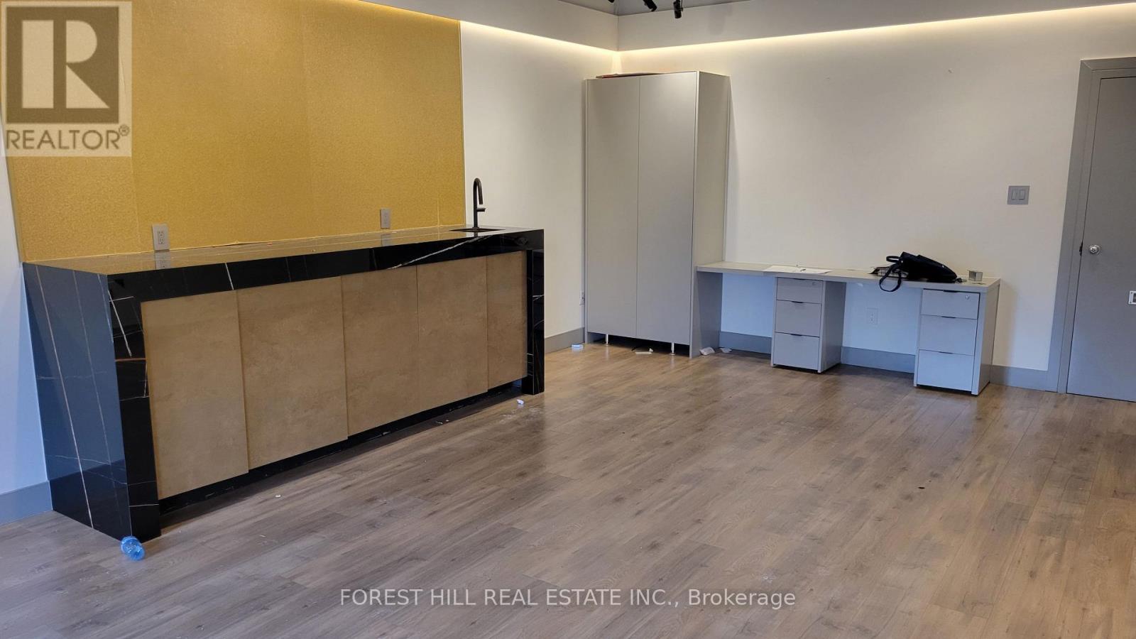 205 - 35 The Links Road, Toronto, Ontario  M2P 1T7 - Photo 3 - C12474677