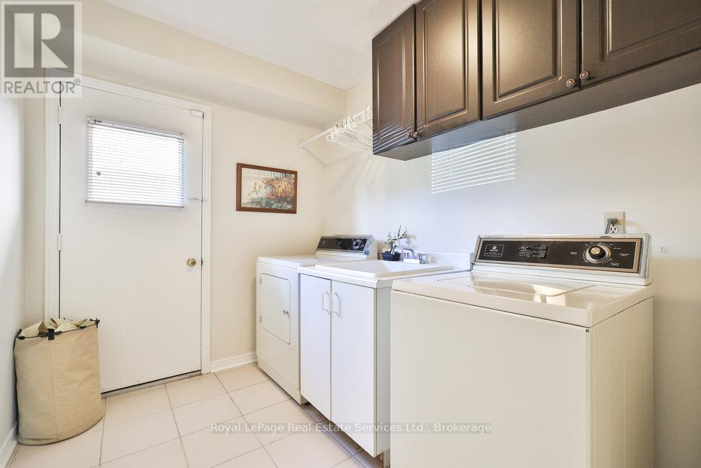 2411 Stoll Drive, Oakville, Ontario  L6J 7K9 - Photo 19 - W12474712