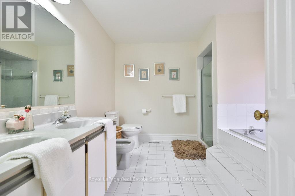 2411 Stoll Drive, Oakville, Ontario  L6J 7K9 - Photo 23 - W12474712