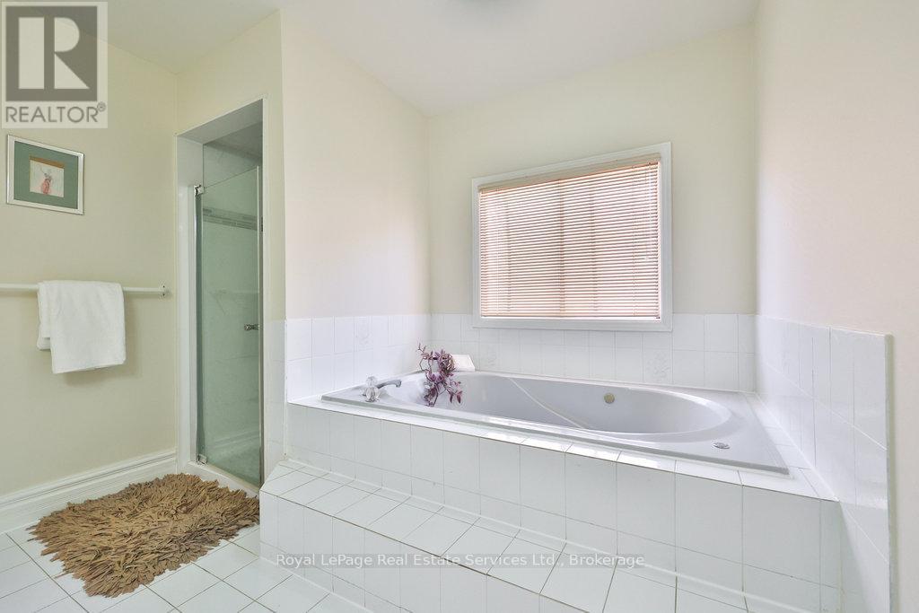 2411 Stoll Drive, Oakville, Ontario  L6J 7K9 - Photo 24 - W12474712