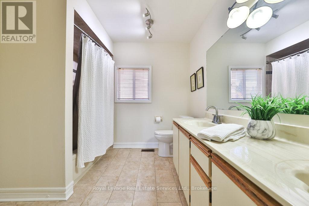 2411 Stoll Drive, Oakville, Ontario  L6J 7K9 - Photo 25 - W12474712