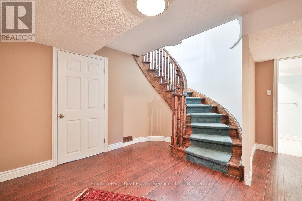 2411 Stoll Drive, Oakville, Ontario  L6J 7K9 - Photo 31 - W12474712