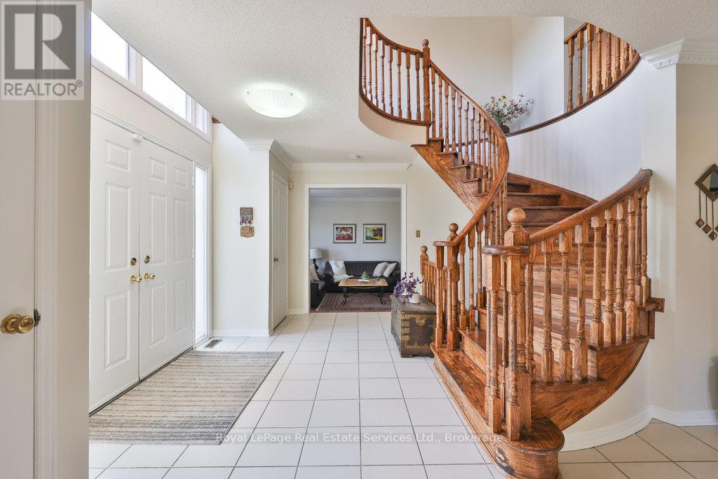 2411 Stoll Drive, Oakville, Ontario  L6J 7K9 - Photo 4 - W12474712