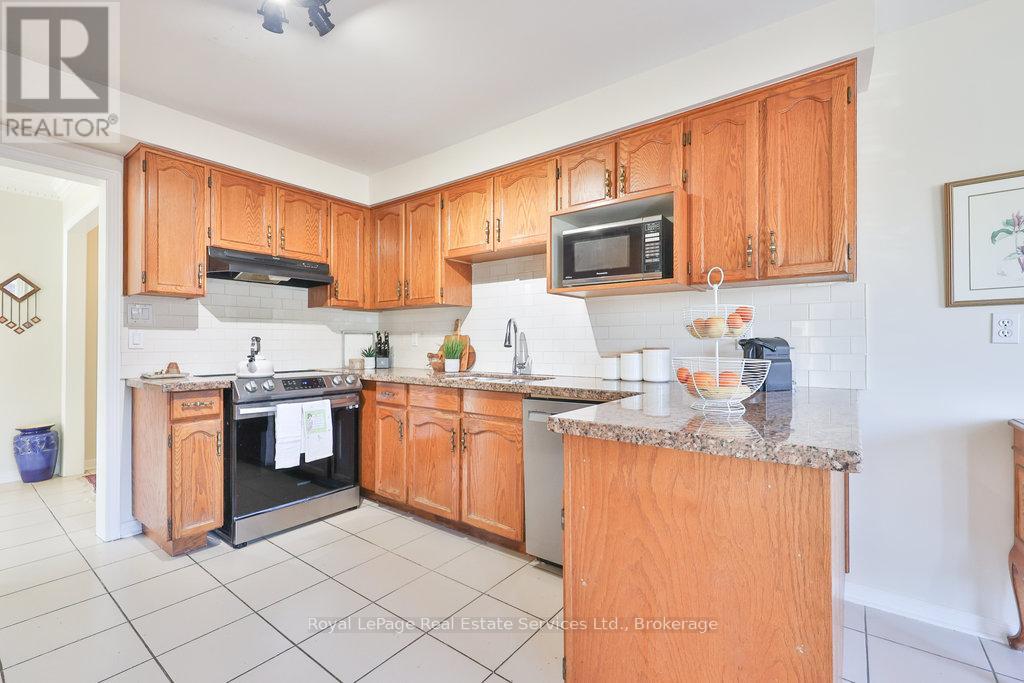 2411 Stoll Drive, Oakville, Ontario  L6J 7K9 - Photo 9 - W12474712