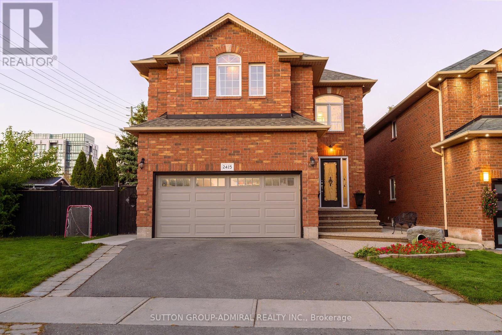 2415 Valley Heights Crescent, Oakville, Ontario  L6H 6X2 - Photo 2 - W12474576