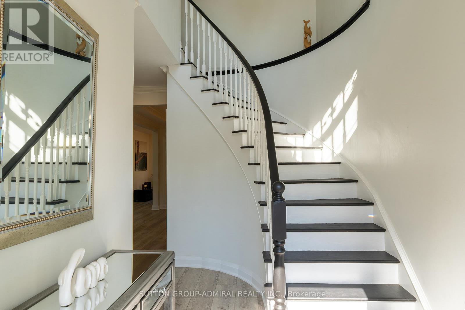 2415 Valley Heights Crescent, Oakville, Ontario  L6H 6X2 - Photo 5 - W12474576