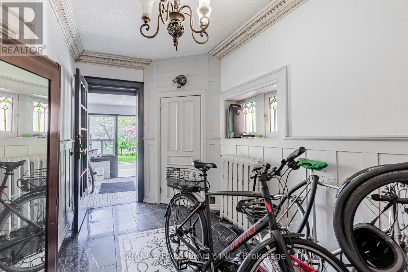 189 Parkside Drive, Toronto, Ontario  M6R 2Z1 - Photo 6 - W12474589