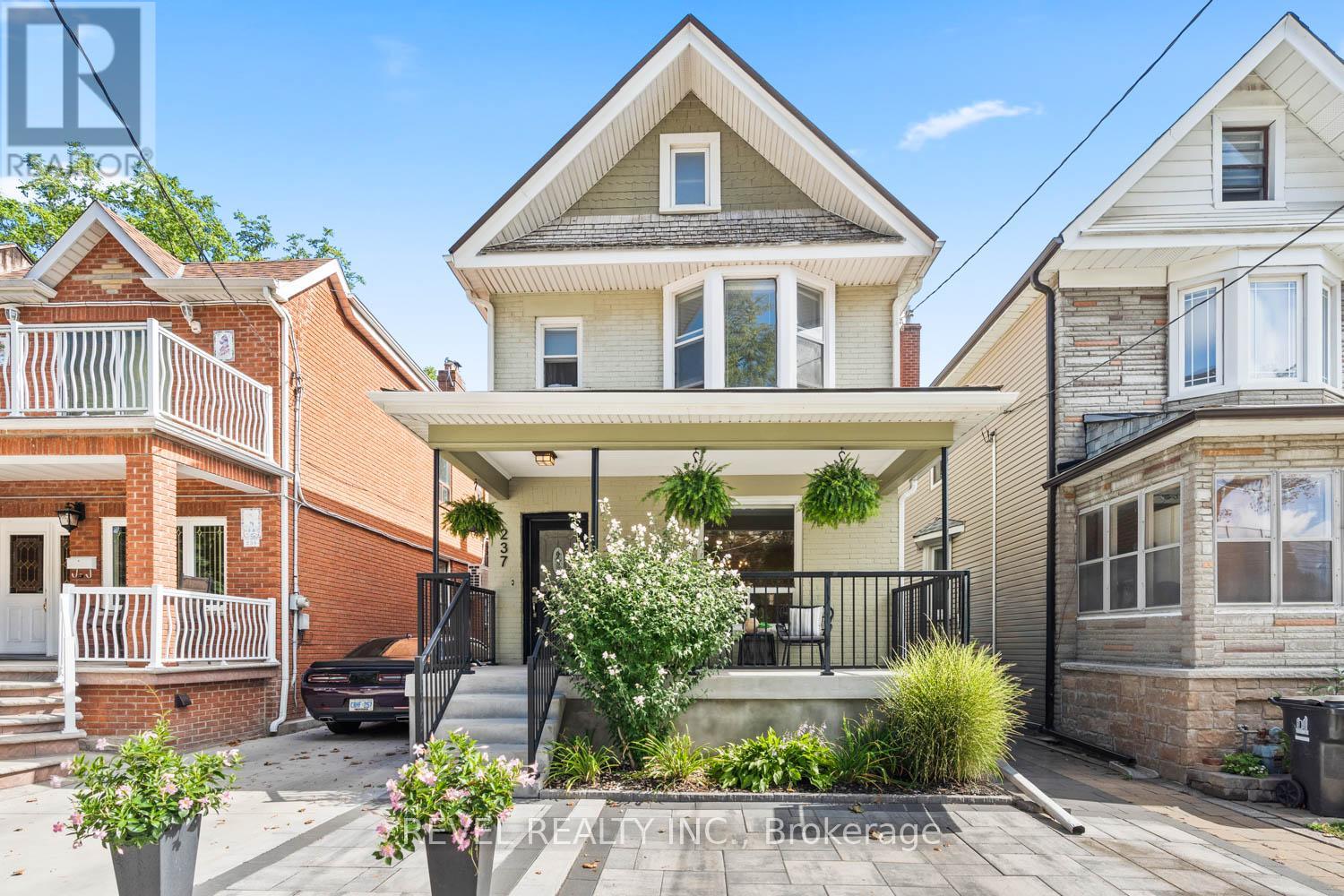 237 Bartlett Avenue, Toronto, Ontario  M6H 3G3 - Photo 25 - W12474626