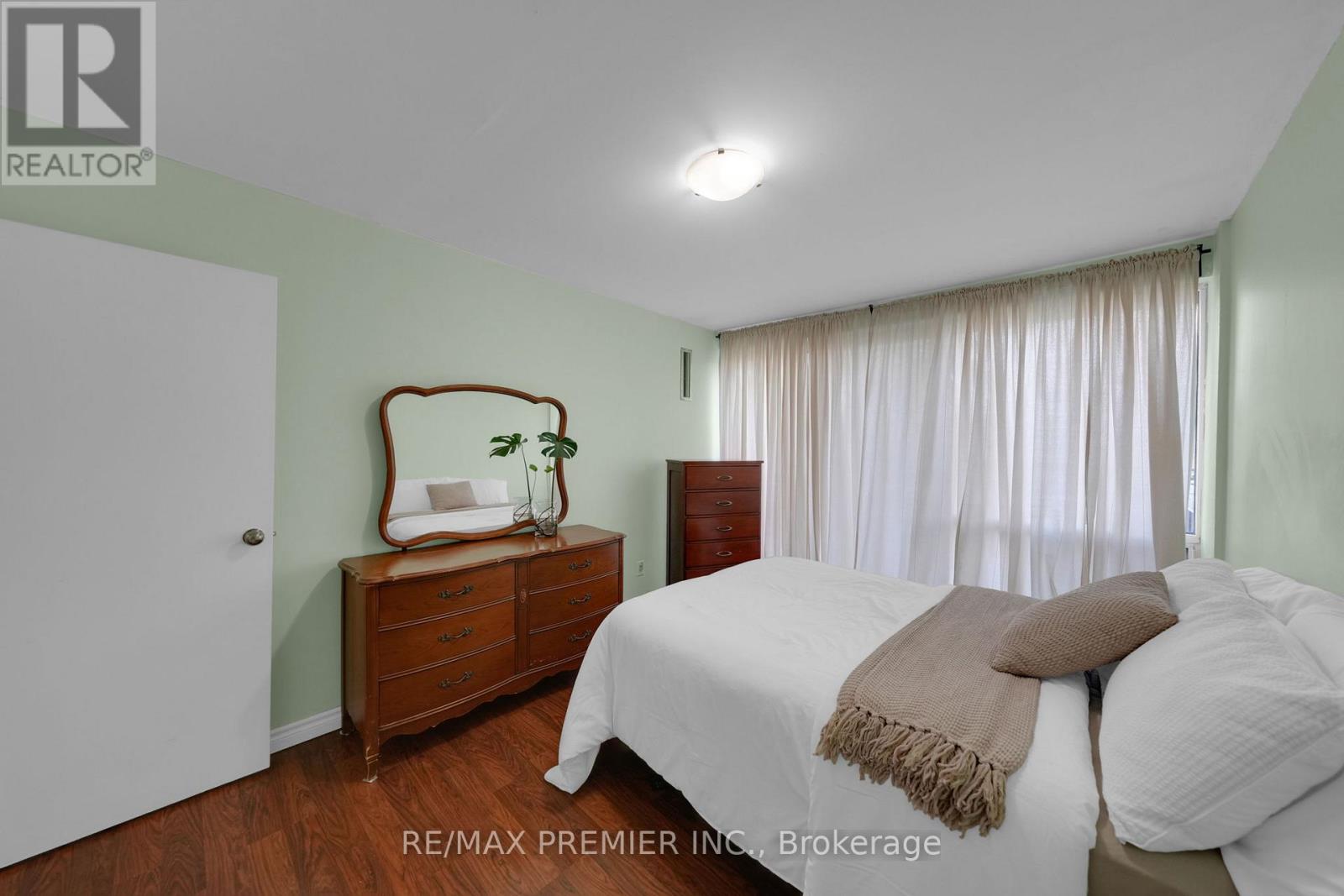 209 - 2095 Roche Court, Mississauga, Ontario  L5K 2C8 - Photo 18 - W12474630