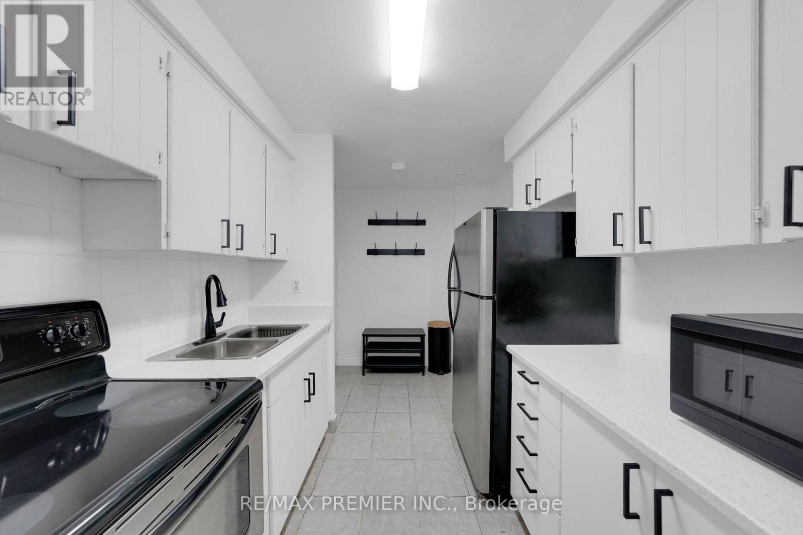 209 - 2095 Roche Court, Mississauga, Ontario  L5K 2C8 - Photo 6 - W12474630