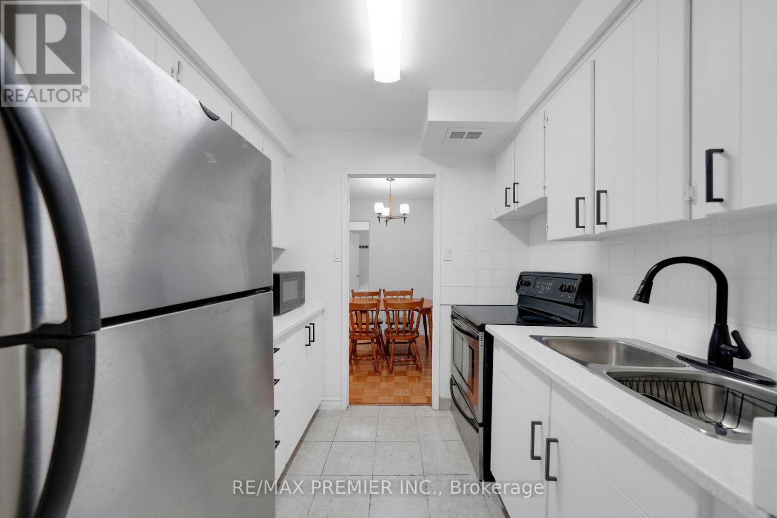 209 - 2095 Roche Court, Mississauga, Ontario  L5K 2C8 - Photo 8 - W12474630